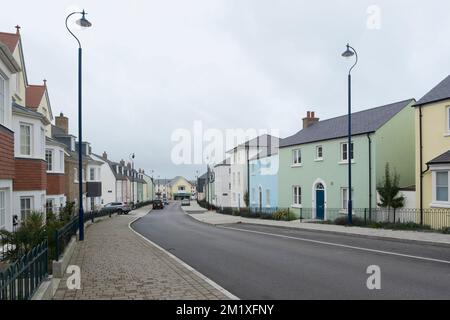 Una variazione degli stili della casa su Stret Kosti Veur Woles a Nansledan, uno sviluppo del Ducato di Cornovaglia a Newquay, Cornovaglia, Inghilterra sud-occidentale, Regno Unito Foto Stock