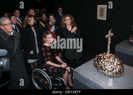 L'artista belga Jan Fabre e la regina Mathilde del Belgio (in carrozzina) hanno raffigurato durante una visita regale all'esposizione 'facing Time - ROPS/Fabre' presso il museo 'Musee Provincial F?©licien ROPS' di Namur, martedì 24 marzo 2015. L'esposizione si basa sulle opere degli artisti belgi Felicien ROPS e Jan Fabre. Foto Stock