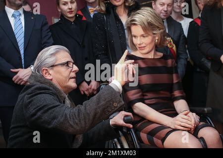 L'artista belga Jan Fabre e la regina Mathilde del Belgio hanno raffigurato durante una visita regale alla mostra 'facing Time - ROPS/Fabre' presso il museo 'Musee Provincial F?©licien ROPS' di Namur, martedì 24 marzo 2015. L'esposizione si basa sulle opere degli artisti belgi Felicien ROPS e Jan Fabre. Foto Stock