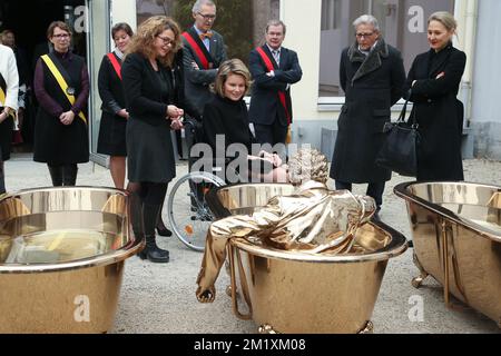 La regina Mathilde del Belgio e l'artista belga Jan Fabre hanno fatto foto durante una visita regale alla mostra 'facing Time - ROPS/Fabre' presso il museo 'Musee Provincial F?©licien ROPS' di Namur, martedì 24 marzo 2015. L'esposizione si basa sulle opere degli artisti belgi Felicien ROPS e Jan Fabre. Foto Stock