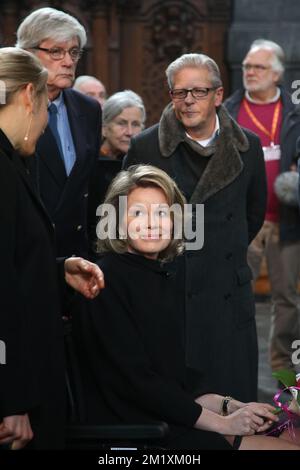 La regina Mathilde del Belgio e l'artista belga Jan Fabre hanno fatto foto durante una visita regale alla mostra 'facing Time - ROPS/Fabre' presso il museo 'Musee Provincial F?©licien ROPS' di Namur, martedì 24 marzo 2015. L'esposizione si basa sulle opere degli artisti belgi Felicien ROPS e Jan Fabre. Foto Stock