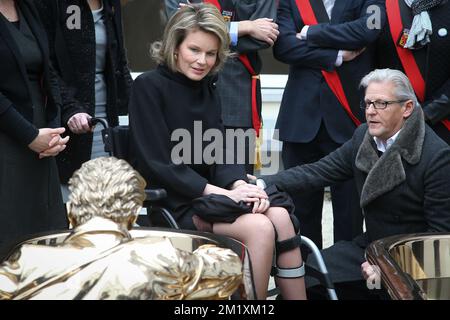 La regina Mathilde del Belgio e l'artista belga Jan Fabre hanno fatto foto durante una visita regale alla mostra 'facing Time - ROPS/Fabre' presso il museo 'Musee Provincial F?©licien ROPS' di Namur, martedì 24 marzo 2015. L'esposizione si basa sulle opere degli artisti belgi Felicien ROPS e Jan Fabre. Foto Stock