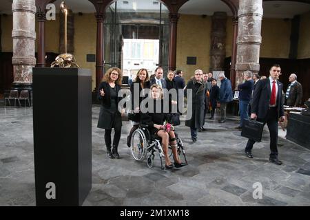 La regina Mathilde del Belgio e l'artista belga Jan Fabre hanno fatto foto durante una visita regale alla mostra 'facing Time - ROPS/Fabre' presso il museo 'Musee Provincial F?©licien ROPS' di Namur, martedì 24 marzo 2015. L'esposizione si basa sulle opere degli artisti belgi Felicien ROPS e Jan Fabre. Foto Stock