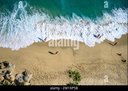 Veduta aerea delle persone che camminano sulla spiaggia di Tropea (Calabria, ITALIA) Foto Stock