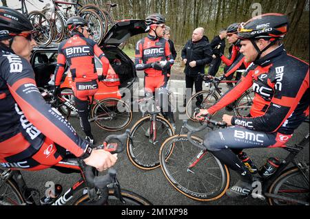 20150402 - OUDENAARDE, BELGIO: Il belga Greg Van Avermaet del BMC Racing Team e il lussemburghese Jempy Drucker del BMC Racing Team, nella foto, durante la ricognizione del tracciato della prossima domenica 'Ronde van Vlaanderen - Tour des Flandres - Tour della gara ciclistica delle Fiandre, giovedì 02 aprile 2015, a Oudenaarde. BELGA FOTO LUC CLAESSEN Foto Stock