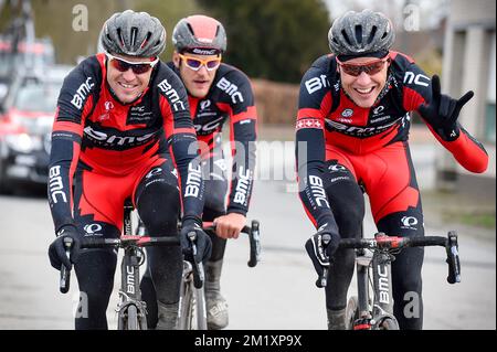 20150402 - OUDENAARDE, BELGIO: Il belga Greg Van Avermaet del BMC Racing Team, Lo svizzero Michael Schar del BMC Racing Team e il lussemburghese Jempy Drucker del BMC Racing Team sono stati raffigurati in azione durante la ricognizione del tracciato della prossima domenica 'Ronde van Vlaanderen - Tour des Flandres - Tour della gara ciclistica delle Fiandre', giovedì 02 aprile 2015, a Oudenaarde. BELGA FOTO LUC CLAESSEN Foto Stock