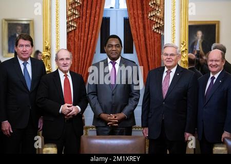 Washington, Stati Uniti. 13th Dec, 2022. Il Presidente dello Zambia Hakainde Hichilema, al centro, si presenta per una foto con i membri del Comitato per le Relazioni esterne del Senato (da sinistra a destra), il Senatore Bill Hagerty (R-TN), il Senatore Jim Risch (R-ID), il Senatore Bob Menendez (D-N.J.) e il Senatore Chris Coons (D-DE) prima di un incontro, negli Stati Uniti Capitol, a Washington, DC, martedì 13 dicembre, 2022. (Graeme Sloan/Sipa USA) Credit: Sipa USA/Alamy Live News Foto Stock