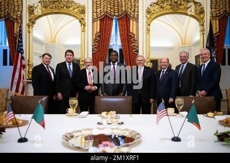 Washington, Stati Uniti. 13th Dec, 2022. Il Presidente dello Zambia Hakainde Hichilema, al centro, si presenta per una foto con i membri del Comitato per le Relazioni esterne del Senato (da sinistra a destra), il Senatore Steve Daines (R-MT), il Senatore Bill Hagerty (R-TN), il Senatore Jim Risch (R-ID), il Senatore Bob Menendez (D-N.J.), il Senatore Chris Coons (D-DE), Il senatore Tim Kaine (D-VA) e il senatore Chris Van Holland (D-MD) prima di un incontro, negli Stati Uniti Capitol, a Washington, DC, martedì 13 dicembre, 2022. (Graeme Sloan/Sipa USA) Credit: Sipa USA/Alamy Live News Foto Stock