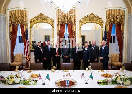 Washington, Stati Uniti. 13th Dec, 2022. Il Presidente dello Zambia Hakainde Hichilema, al centro, si presenta per una foto con i membri del Comitato per le Relazioni esterne del Senato (da sinistra a destra), il Senatore Steve Daines (R-MT), il Senatore Bill Hagerty (R-TN), il Senatore Jim Risch (R-ID), il Senatore Bob Menendez (D-N.J.), il Senatore Chris Coons (D-DE), Il senatore Tim Kaine (D-VA) e il senatore Chris Van Holland (D-MD) prima di un incontro, negli Stati Uniti Capitol, a Washington, DC, martedì 13 dicembre, 2022. (Graeme Sloan/Sipa USA) Credit: Sipa USA/Alamy Live News Foto Stock