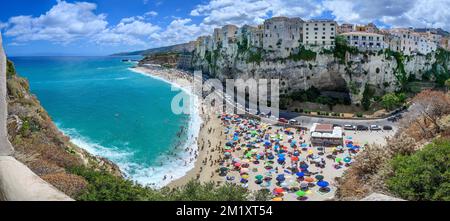 Vista panoramica di Tropea – città sulla scogliera con spiaggia affollata e mare azzurro (Calabria, ITALIA) Foto Stock