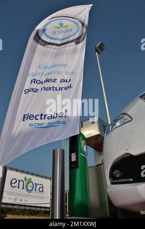 20150423 - TOURNAI, BELGIO: L'illustrazione mostra una bandiera Electrabel all'inaugurazione della prima stazione di gas Naturale compresso (CNG) in Vallonia, giovedì 23 aprile 2015 a Tournai. FOTO DI BELGA DAVID STOCKMAN Foto Stock