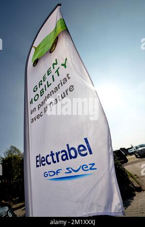 20150423 - TOURNAI, BELGIO: L'illustrazione mostra una bandiera Electrabel all'inaugurazione della prima stazione di gas Naturale compresso (CNG) in Vallonia, giovedì 23 aprile 2015 a Tournai. FOTO DI BELGA DAVID STOCKMAN Foto Stock