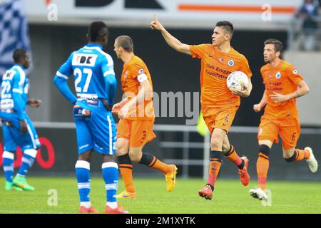 20150426 - GENT, BELGIO: Oscar Duarte del Club festeggia dopo aver segnato durante la partita della Jupiler Pro League tra KAA Gent e Club Brugge, domenica 26 aprile 2015 a Gent, il quarto giorno del Play-off 1. FOTO DI BELGA BRUNO FAHY Foto Stock