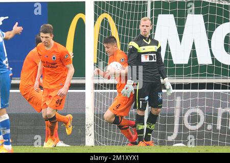 20150426 - GENT, BELGIO: Oscar Duarte del Club festeggia dopo aver segnato durante la partita della Jupiler Pro League tra KAA Gent e Club Brugge, domenica 26 aprile 2015 a Gent, il quarto giorno del Play-off 1. FOTO DI BELGA BRUNO FAHY Foto Stock