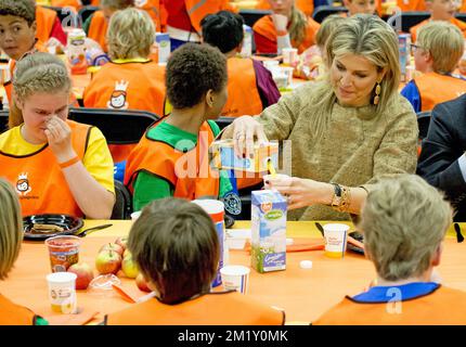 24-4-2015 LEIDEN - Kingdaygames con Queen Maxima . Sua Maestà la Regina Máxima partecipa ai Giochi del Re a Leiden. La giornata inizia con la colazione insieme, poi c'è allenamento, e svolto dagli studenti. Il re e la regina danno il via per la giornata sportiva. Foto Stock