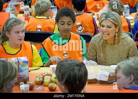 24-4-2015 LEIDEN - Kingdaygames con Queen Maxima . Sua Maestà la Regina Máxima partecipa ai Giochi del Re a Leiden. La giornata inizia con la colazione insieme, poi c'è allenamento, e svolto dagli studenti. Il re e la regina danno il via per la giornata sportiva. Foto Stock