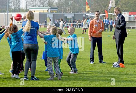 24-4-2015 LEIDEN - Kingdaygames con King Willem Alexander. Re Willem-Alexander partecipa ai King Games di Leiden. La giornata inizia con la colazione insieme, poi c'è allenamento, e svolto dagli studenti. Il re e la regina danno il via per la giornata sportiva. Foto Stock