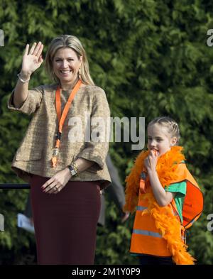 24-4-2015 LEIDEN - Kingdaygames con Queen Maxima . Sua Maestà la Regina Máxima partecipa ai Giochi del Re a Leiden. La giornata inizia con la colazione insieme, poi c'è allenamento, e svolto dagli studenti. Il re e la regina danno il via per la giornata sportiva. Foto Stock