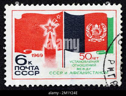 URSS - CIRCA 1969: Francobollo 6 kopeck stampato in Unione Sovietica mostra due bandiere di paese e stemmi. Post serie francobollo dedicato 50 anni di Foto Stock