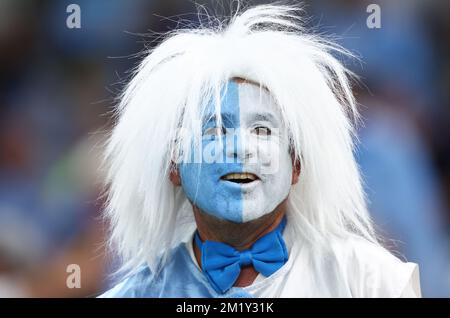 Doha, Qatar, 13th dicembre 2022. Fan argentino durante la partita della Coppa del mondo FIFA 2022 al Lusail Stadium, Doha. Il credito di foto dovrebbe essere: David Klein / Sportimage Foto Stock