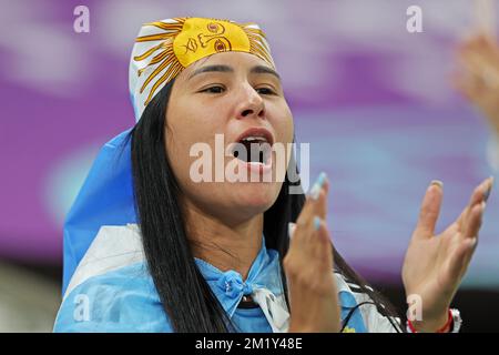 Lusail iconico stadio, Lusail, Qatar. 13th Dec, 2022. Semifinale della Coppa del mondo FIFA, Argentina contro Croazia; fan argentino Credit: Action Plus Sports/Alamy Live News Foto Stock