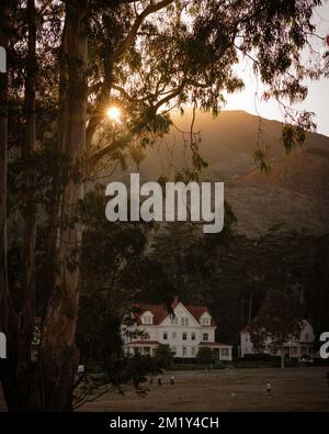 Uno scatto verticale del Cavallo Point Lodge nella Golden Gate Station al tramonto. Foto Stock