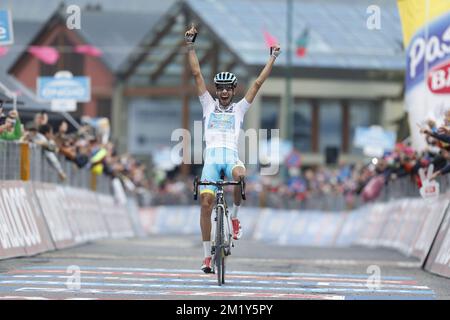 20150530 - SESTRIERE, ITALIA: L'italiano Fabio Aru del Pro Team Astana festeggia dopo aver vinto la 19th tappa dell'edizione 98th del giro d'Italia, a 199 km da Saint-Vincent a Sestriere, Italia, sabato 30 maggio 2015. FOTO DI BELGA YUZURU SUNADA Foto Stock