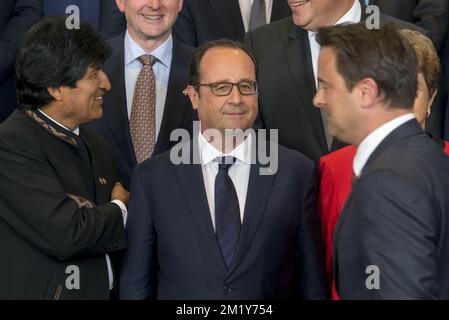 20150610 - BRUXELLES, BELGIO: Il presidente della Bolivia Evo Morales Ayma e il presidente francese Francois Hollande hanno illustrato l'occasione del quadro familiare, il primo giorno del vertice UE-CELAC, mercoledì 10 giugno 2015, presso la sede dell'Unione europea a Bruxelles. L'Unione europea, l'America latina e i Caraibi hanno organizzato un vertice biregionale a Bruxelles. BELGA FOTO PISCINA DANNY GYS Foto Stock