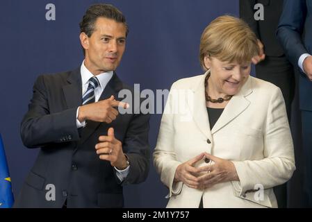 20150610 - BRUXELLES, BELGIO: Il Presidente del Messico Enrique pena Nieto e la cancelliera tedesca Angela Merkel hanno illustrato l'opportunità del quadro familiare, il primo giorno del vertice UE-CELAC, mercoledì 10 giugno 2015, presso la sede dell'Unione europea a Bruxelles. L'Unione europea, l'America latina e i Caraibi hanno organizzato un vertice biregionale a Bruxelles. BELGA FOTO PISCINA DANNY GYS Foto Stock