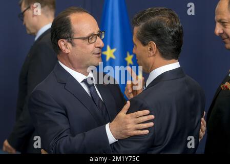 20150610 - BRUXELLES, BELGIO: Il presidente francese Francois Hollande e il presidente messicano Enrique pena Nieto hanno illustrato l'occasione del quadro familiare, il primo giorno del vertice UE-CELAC, mercoledì 10 giugno 2015, presso la sede dell'Unione europea a Bruxelles. L'Unione europea, l'America latina e i Caraibi hanno organizzato un vertice biregionale a Bruxelles. BELGA FOTO PISCINA DANNY GYS Foto Stock