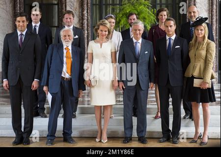 20150617 - BRUXELLES, BELGIO: (Ritorno, da L a R) Lord Frederick Wellesley, Principe Pieter-Christiaan d'Orange-Nassau, Contessa belga Stephanie de Lannoy, Principe Guillaume, Granduca ereditario di Lussemburgo, Grafin Blucher von Wahlstatt, Lukas Graf Blucher von Wahlstatt (fronte, da L a Napoleone Christopcher von Wahlstatt), Principe Jean Nikolstatt von Wahl-R. La regina Mathilde del Belgio, il re Philippe - Filip del Belgio, Arthur Gerald Wellesley, conte di Mornington e Jemma Wellesley, marchionessa di Douro posa per un ritratto di famiglia ad un ricevimento dato dalla coppia reale belga con Lux Foto Stock