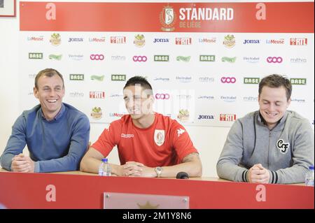 20150623 - LIEGE, BELGIO: Il consigliere sportivo di Standard, Axel Lawaree, Anthony Knockaert di Standard e il team manager e addetto stampa di Standard, Pierre Locht, hanno illustrato nel corso di una conferenza stampa della squadra di calcio di prima divisione belga Standard de Liege per presentare il suo nuovo giocatore, martedì 23 giugno 2015 ad Angleur, Liegi. FOTO DI BELGA NICOLAS LAMBERT Foto Stock