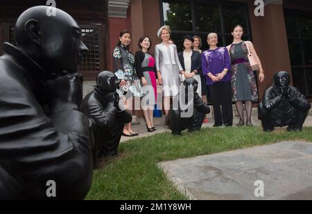 20150624 - PECHINO, CINA: La regina Mathilde del Belgio si presenta per i fotografi con le donne cinesi principali al Temple Hotel di Pechino il quinto giorno di una visita reale in Cina, mercoledì 24 giugno 2015, in Cina. BELGA FOTO BENOIT DOPPAGNE Foto Stock