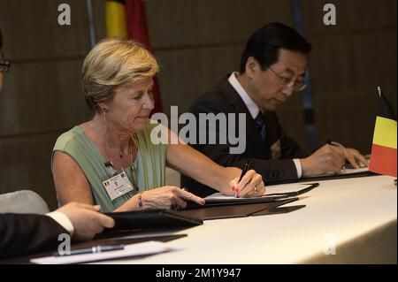 20150625 - SHANGHAI, CINA: Anne De Paepe dell'Università di Gand e degli Istituti di Scienze biologiche di Shanghai (sibs) e Ni Fudi, Zhang Jie dell'Università Jiao Tong di Shanghai (sjtu), nella foto di una cerimonia di firma a Shanghai il sesto giorno di una visita reale in Cina, giovedì 25 giugno 2015, in Cina. FOTO DI BELGA YORICK JANSENS Foto Stock