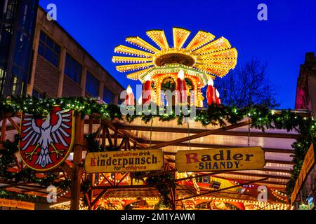 Un bar presso l'annuale mercato di Natale di Francoforte e luci, Birmingham, West Midlands, Inghilterra, di notte in inverno Foto Stock