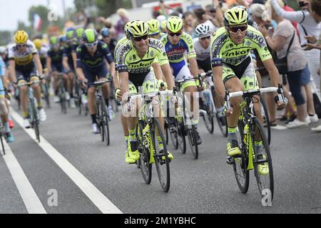 I piloti Tinkoff-Saxo hanno ritratto in azione durante la fase 2 dell'edizione 102nd del Tour de France, 166km da Utrecht a Neeltje Jans, Zeeland, Paesi Bassi, domenica 05 luglio 2015. Il Tour de France di quest'anno si svolgerà dal 4 al 26 luglio. Foto Stock