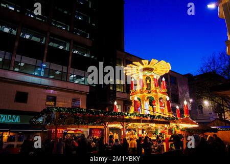 Il mercato annuale di Natale di Francoforte e luci, Birmingham, West Midlands, Inghilterra, di notte in inverno Foto Stock