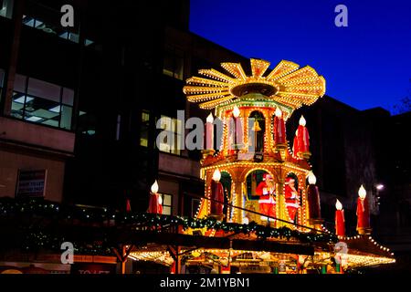 Il mercato annuale di Natale di Francoforte e luci, Birmingham, West Midlands, Inghilterra, di notte in inverno Foto Stock