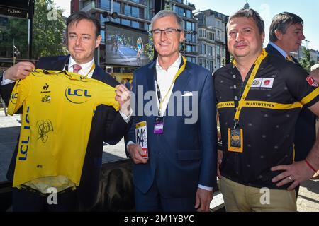 20150706 - ANTWERPEN, BELGIO: Sindaco di Anversa Bart De Wever, ministro fiammingo-presidente Geert Bourgeois e l'assessore di Anversa Ludo Van Campenhout raffigurati al via della tappa 3 della 102nd edizione del Tour de France, a 159,5 km da Anversa a Huy, lunedì 06 luglio 2015. Il Tour de France di quest'anno si svolgerà dal 4 al 26 luglio. BELGA FOTO LUC CLAESSEN Foto Stock