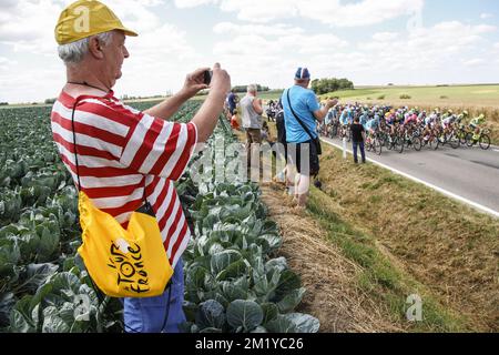 La gente guarda il pacco di piloti durante la fase 3 della 102nd edizione della gara ciclistica Tour de France, a 159,5 km da Anversa a Huy, lunedì 06 luglio 2015, tra Tienen e Hannut. Il Tour de France di quest'anno si svolgerà dal 4 al 26 luglio. Foto Stock