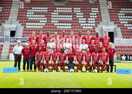 (Top L-R) Stephen Buyl, Karim Essikal, Formose Mendy, Ghislain Gimbert, Marvin Baudry, Jesper Jorgensen, Chuks Aneke, Christophe Lepoint, Joel Sami, Bruno Godeau, (Centro L-R) Martin Balcaen (teammanager), Roger Putman (addetto), Ronny Verriest (assistente allenatore), Eddy Van den Berge (assistente allenatore), Louis Bostyn, Karel D'Haene, Sammy Bossut, Mbaye Leye, Kenny Steppe, Gianny De Vos (allenatore portiere), Bram De Winne (allenatore fisico), Rony Van Der Beken (uomo materiale), (prima fila L-R) Charni Ekangamene, Sebastiaan Brebel, Alessandro Cordaro, Bryan Verboom, Francky Dury (allenatore principale), Steve De Foto Stock