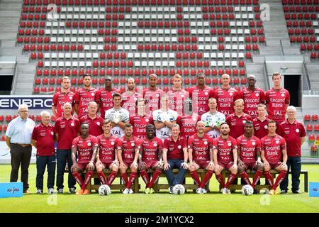 (Top L-R) Stephen Buyl, Karim Essikal, Formose Mendy, Ghislain Gimbert, Marvin Baudry, Jesper Jorgensen, Chuks Aneke, Christophe Lepoint, Joel Sami, Bruno Godeau, (Centro L-R) Martin Balcaen (teammanager), Roger Putman (addetto), Ronny Verriest (assistente allenatore), Eddy Van den Berge (assistente allenatore), Louis Bostyn, Karel D'Haene, Sammy Bossut, Mbaye Leye, Kenny Steppe, Gianny De Vos (allenatore portiere), Bram De Winne (allenatore fisico), Rony Van Der Beken (uomo materiale), (prima fila L-R) Charni Ekangamene, Sebastiaan Brebel, Alessandro Cordaro, Bryan Verboom, Francky Dury (allenatore principale), Steve De Foto Stock