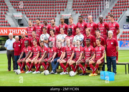 (Top L-R) Stephen Buyl, Karim Essikal, Formose Mendy, Ghislain Gimbert, Marvin Baudry, Jesper Jorgensen, Chuks Aneke, Christophe Lepoint, Joel Sami, Bruno Godeau, (Centro L-R) Martin Balcaen (teammanager), Roger Putman (addetto), Ronny Verriest (assistente allenatore), Eddy Van den Berge (assistente allenatore), Louis Bostyn, Karel D'Haene, Sammy Bossut, Mbaye Leye, Kenny Steppe, Gianny De Vos (allenatore portiere), Bram De Winne (allenatore fisico), Rony Van Der Beken (uomo materiale), (prima fila L-R) Charni Ekangamene, Sebastiaan Brebel, Alessandro Cordaro, Bryan Verboom, Francky Dury (allenatore principale), Steve De Foto Stock