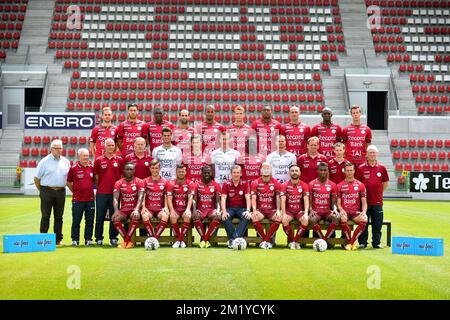 (Top L-R) Stephen Buyl, Karim Essikal, Formose Mendy, Ghislain Gimbert, Marvin Baudry, Jesper Jorgensen, Chuks Aneke, Christophe Lepoint, Joel Sami, Bruno Godeau, (Centro L-R) Martin Balcaen (teammanager), Roger Putman (addetto), Ronny Verriest (assistente allenatore), Eddy Van den Berge (assistente allenatore), Louis Bostyn, Karel D'Haene, Sammy Bossut, Mbaye Leye, Kenny Steppe, Gianny De Vos (allenatore portiere), Bram De Winne (allenatore fisico), Rony Van Der Beken (uomo materiale), (prima fila L-R) Charni Ekangamene, Sebastiaan Brebel, Alessandro Cordaro, Bryan Verboom, Francky Dury (allenatore principale), Steve De Foto Stock