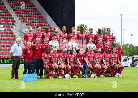 (Top L-R) Stephen Buyl, Karim Essikal, Formose Mendy, Ghislain Gimbert, Marvin Baudry, Jesper Jorgensen, Chuks Aneke, Christophe Lepoint, Joel Sami, Bruno Godeau, (Centro L-R) Martin Balcaen (teammanager), Roger Putman (addetto), Ronny Verriest (assistente allenatore), Eddy Van den Berge (assistente allenatore), Louis Bostyn, Karel D'Haene, Sammy Bossut, Mbaye Leye, Kenny Steppe, Gianny De Vos (allenatore portiere), Bram De Winne (allenatore fisico), Rony Van Der Beken (uomo materiale), (prima fila L-R) Charni Ekangamene, Sebastiaan Brebel, Alessandro Cordaro, Bryan Verboom, Francky Dury (allenatore principale), Steve De Foto Stock