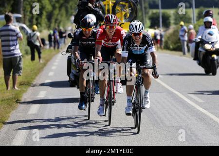 Il polacco Bartosz Huzarski di Bora-Argon 18 , il danese Lars Bak di Lotto - Soudal e il polacco Michal Golas del team Ettix - Quick-Step illustrato in azione durante la fase 8 della 102nd edizione della gara ciclistica Tour de France, a 181,5 km da Rennes a Mur de Bretagne, Francia, Sabato 11 luglio 2015. Foto Stock