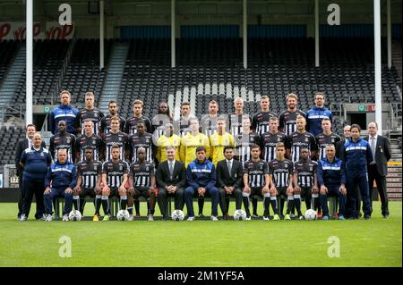 (Top Row L-R): Fisioterapista Marc Etienne, Roman Ferber , Stergos Marinos, Adrian Adam, Dieumanci Ndongala, Enes Saglik, Guillaume Francois, Karel Geraerts, Robin Leemans, Damien Marcq, Dottore Frederic Borlee, (Middle Row L-R): Direttore commerciale Walter Chardon, Christophe Diandy, Florent Stevance, Benjamin Boulenger, Mohamed DAF, Portiere Parfait Mandanda, portiere Nicolas Penneteau, portiere Valentin Baume, Dorian Dessoleil, Sebastien Dewaest, Nuovo giocatore David Pollet, Clement Taimont, Arnaud Charlier, segretario generale Pierre-Yves Hendrickx, (retro fila L-R): Il warehouseman David Dalmu Foto Stock