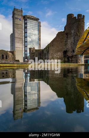 Editoriale SWANSEA, Regno Unito - 08 DICEMBRE 2018: La British Telecom Tower, la scultura in foglie e il castello si riflettono in Castle Square a Swansea City UK Foto Stock