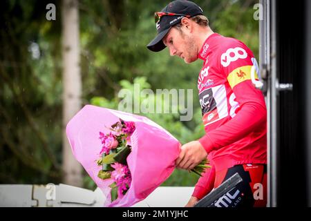 Il lussemburghese Jempy Drucker del BMC Racing Team lascia il podio della seconda tappa del Tour De Wallonie, a 171,4 km da Beaufays a Bassenge, domenica 26 luglio 2015. Foto Stock