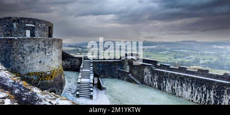 Una scena invernale al castello di Dinefwr nella città gallese di Llandeilo, Regno Unito Foto Stock